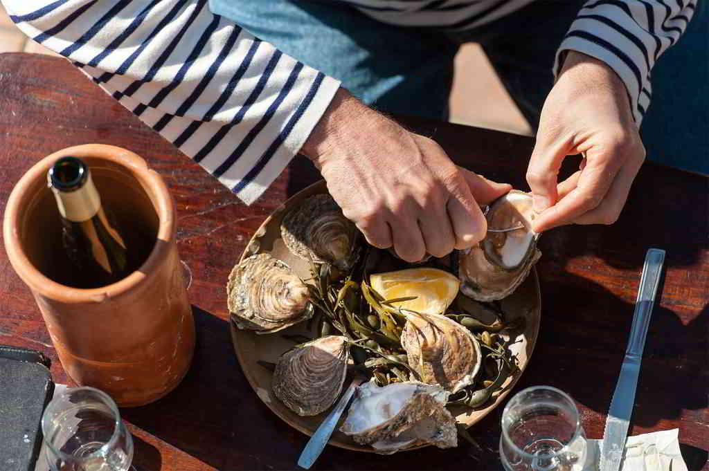 Oyster tasting in Brittany © Emmanuel Berthier