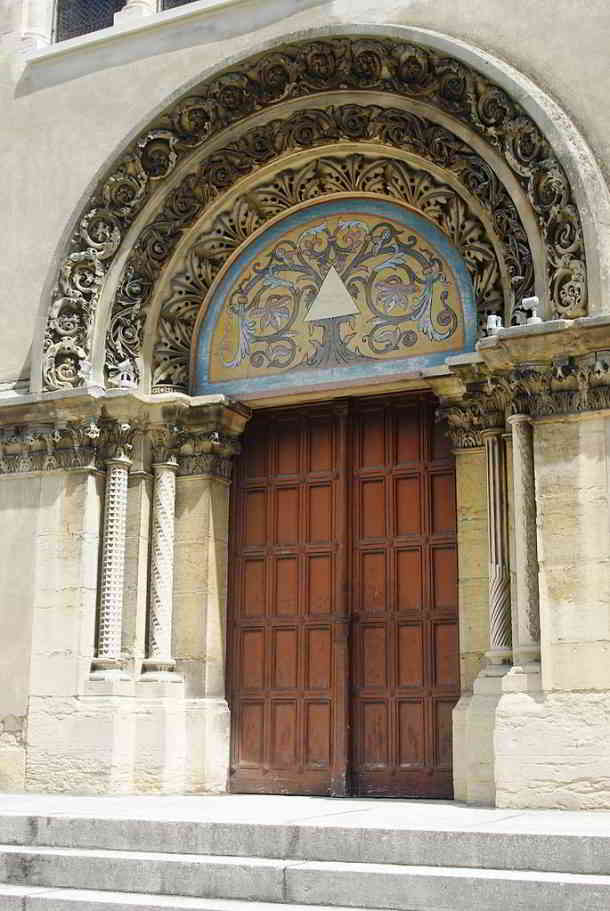 Jewish synagogue's door Dijon
