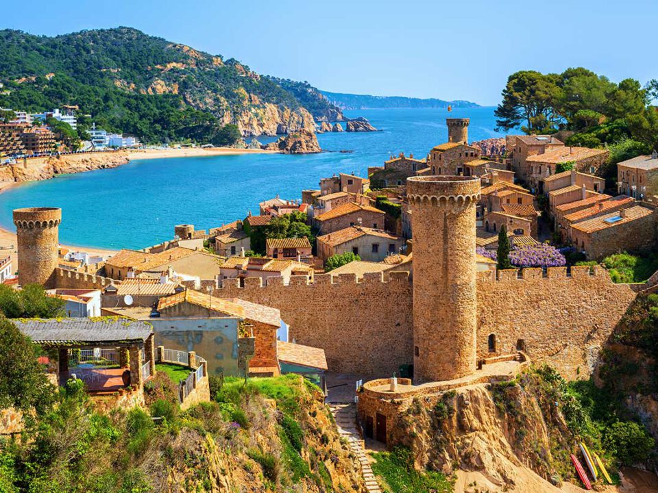 Plage de Catalogne avec son village et son chateau