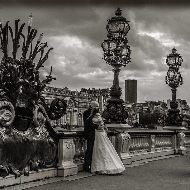 A couple on the Seine riverbanks ©Nailton Barbosa