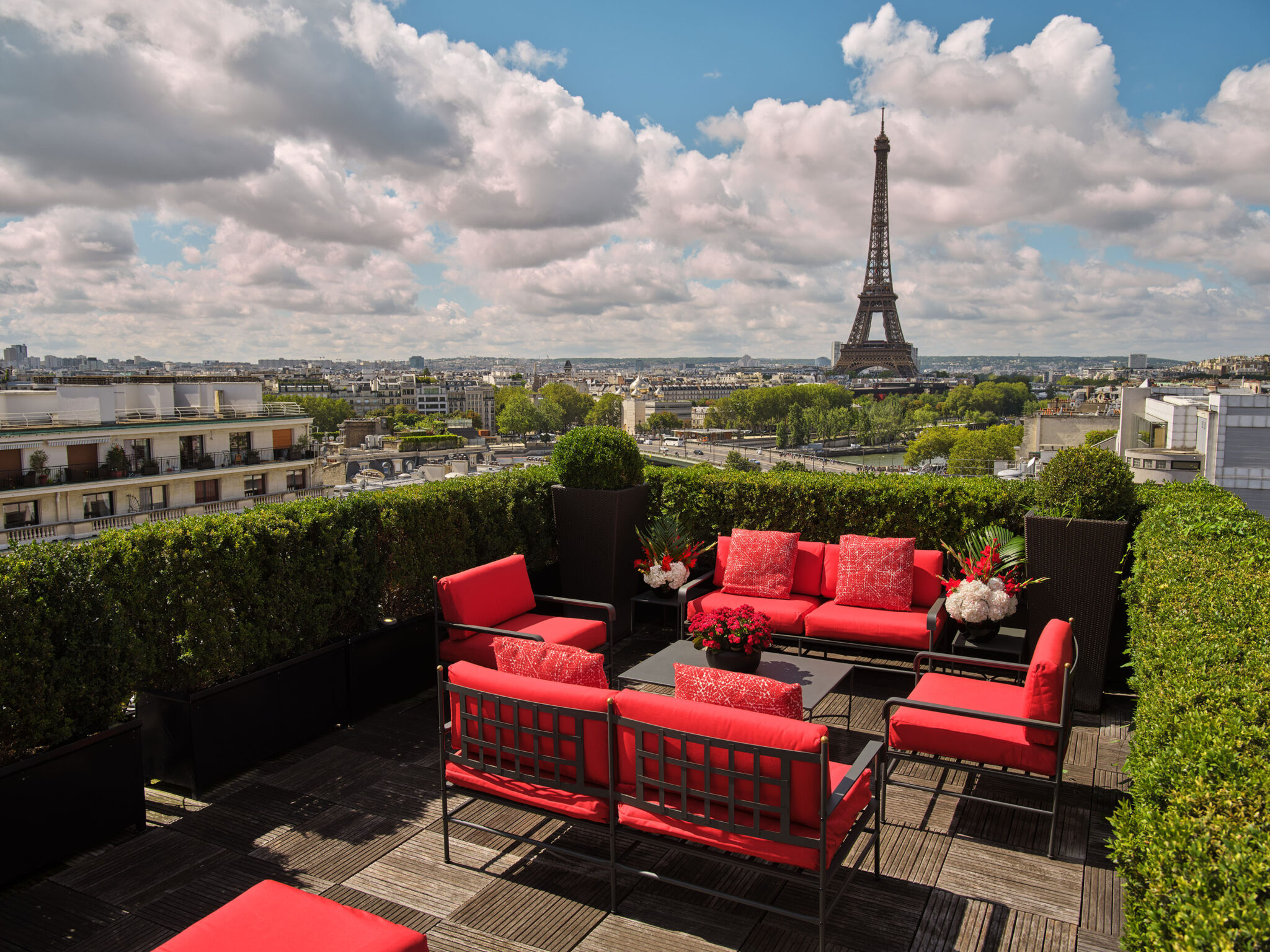 Plaza-athénée-rooftop-terrace-dorchester-collection