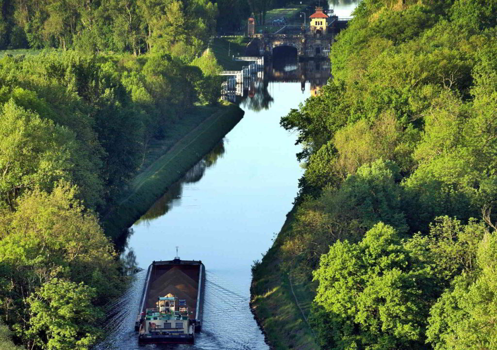 ecluse canal midi barge