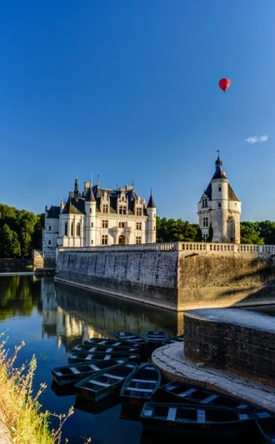 loire valley chateau chenonceau riviere bateaux