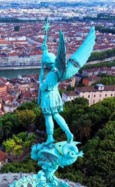 lyon statue notre dame panorama