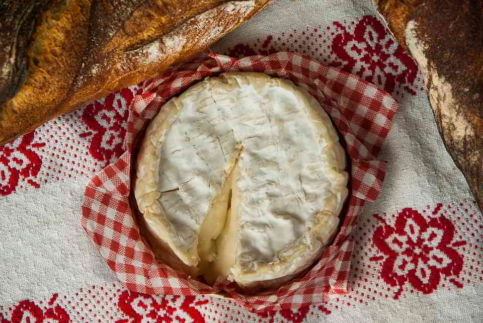 Tasting the Camembert de Normandie