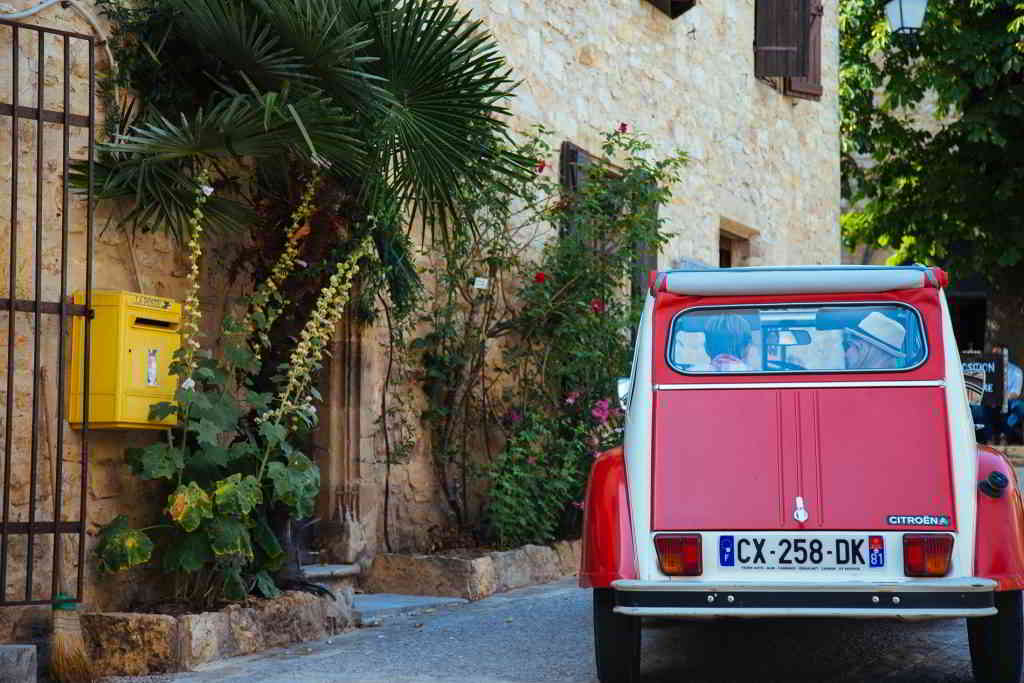 Romantic stroll in 2CV ©Gregory Cassiau