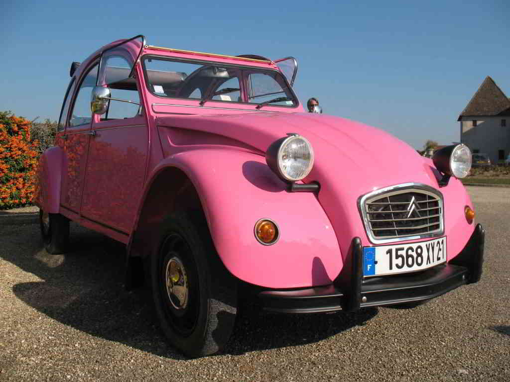 A vintage Citroën 2CV