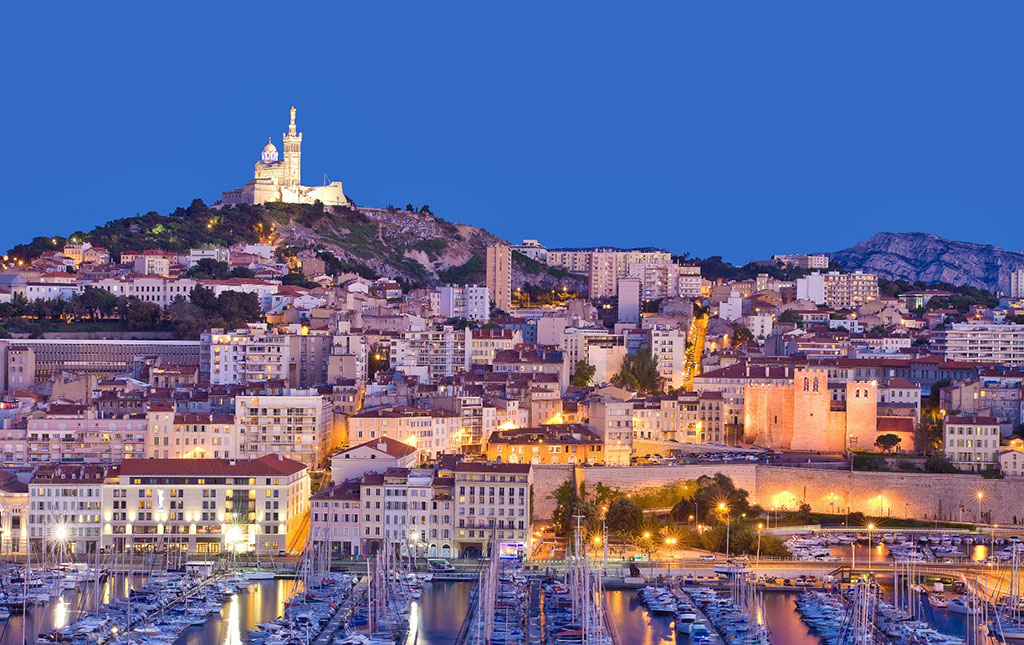 La ville de Marseille et son vieux port avec la basilique Notre Dame de la Garde